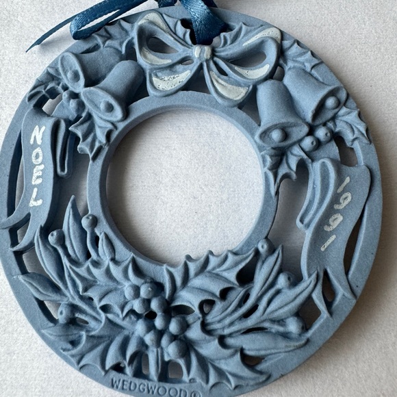 Vintage Wedgwood Ornament Blue Jasperware Annual Wreath 1991 - Picture 2 of 3